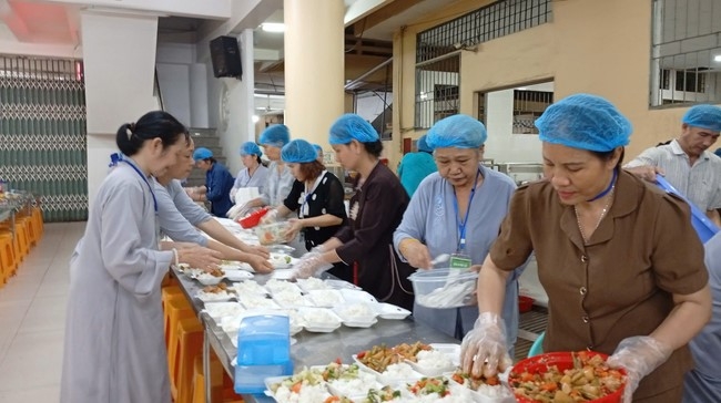 Charity Board: Giving box-lunch portions on the 106th Seven-Day Retreat