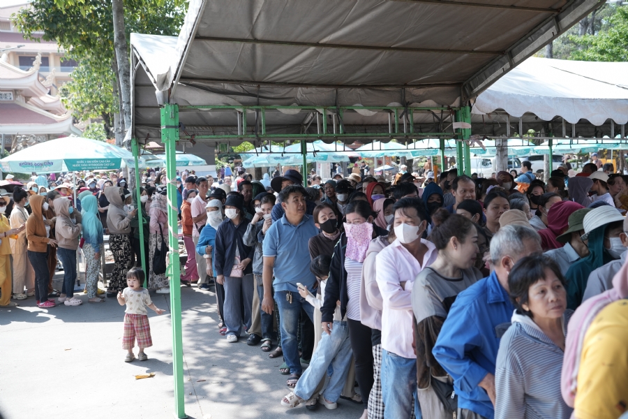 Chùa Hoằng Pháp tổ chức đổ bánh xèo miền Tây trong 03 ngày cho bà con gần xa.