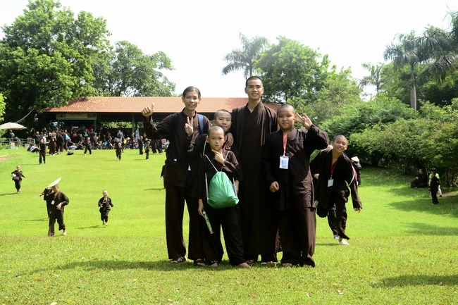 Các em xuất gia gieo duyên sinh hoạt ngoại khóa