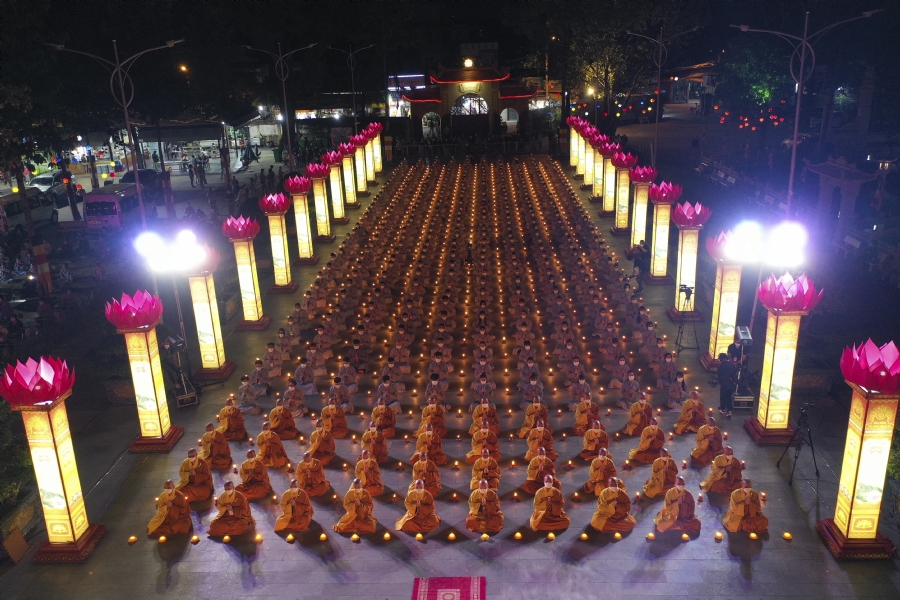 Cảm tưởng lễ Hoa đăng kỉ niệm đức Phật A Di Đà