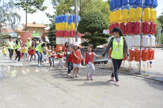 Các bé lớp mầm non Nhà Của Mẹ thăm chùa Hoằng Pháp