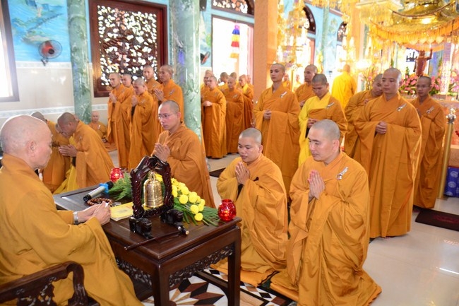 Hoang Phap Monks Joining the Monastic Confession