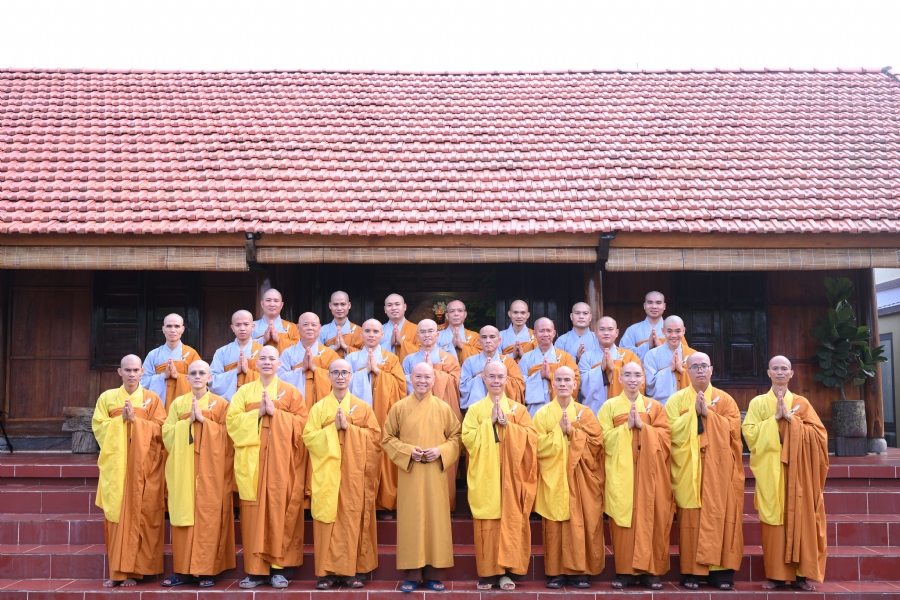 Chư Tăng đảnh lễ Hoà thượng Ân sư sau khi thọ giới tại Đại giới đàn Thiện Huệ - Đồng Tháp