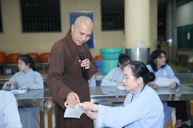 Chư Tăng và Phật tử ôn lại cuộc đời và đạo nghiệp Tổ khai sáng chùa Hoằng Pháp