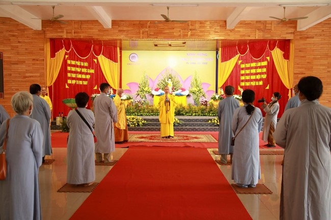 Welcoming the pilgrimage delegation of Hoang Phap Pagoda at Co Am Pagoda