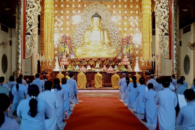 Reciting great compassion Mantra to pray for a peaceful country and happiness people to welcome the Buddha’s Birthday in  2022 at Co Am Pagoda