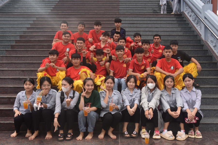 Giving gifts of Mid-autumn Festival and One-Day Retreat at Dang Phap Pagoda