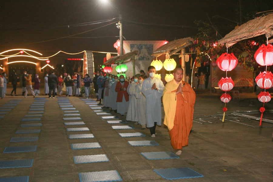 Celebrating enlightened achievement of Bodhisattva Siddhartha and commemorating Covid-19 victims at Dong Cao pagoda