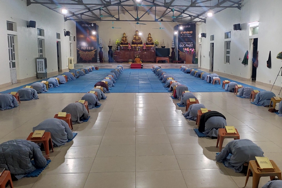 Illuminating ceremony to purify three karma at Dong Cao pagoda