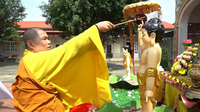 The Buddha bath Rite on His Birthday at Dong Cao Pagoda