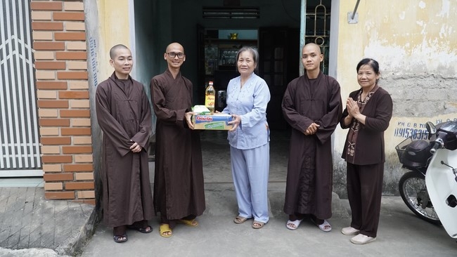 Presenting gifts to difficult families during the Buddha's Birthday in 2020 of Dong Cao Pagoda.