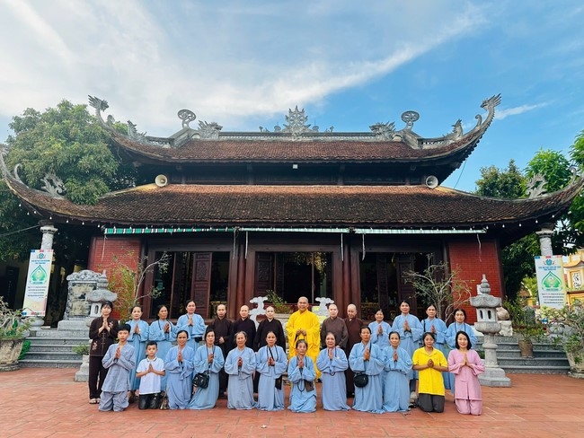 Offering to the rain-retreat schools in Thanh Hoa and Hoang Phap pagoda of Dong Cao Pagoda