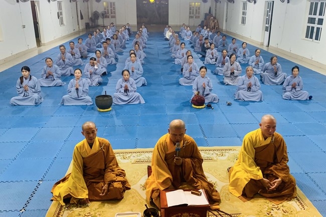 Charity on Shakyamuni Buddha commemoration entering Nirvana, and prostrating five hundred names at Dong Cao Pagoda
