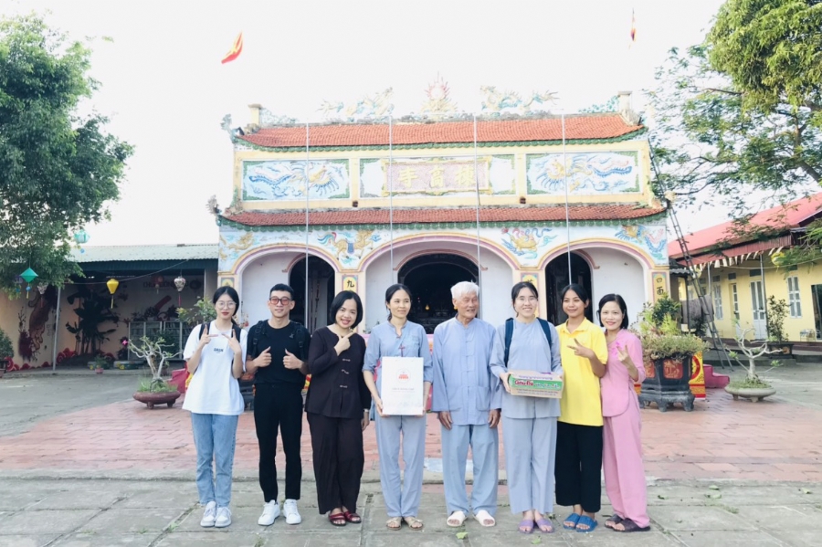 Charity trip to share love of Dong Cao Pagoda