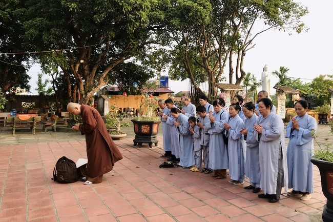 The charity on the full moon day of lunar October at Dong Cao Pagoda
