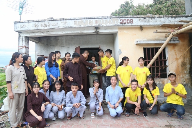 Organizing the charity trip at Dong Cao pagoda