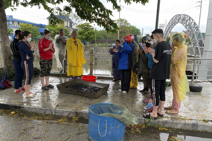 Charity in sowing blessing of Dong Cao Pagoda