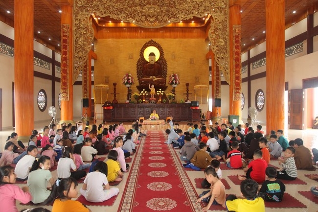 Youth towards Buddhism Retreat at Giai Lam pagoda, Ha Tinh