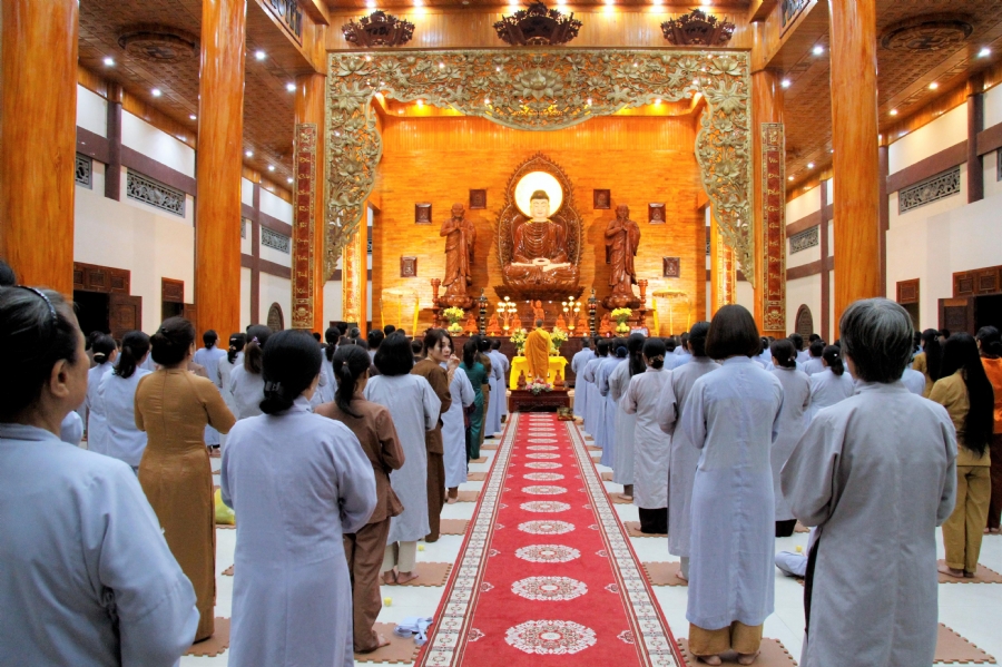 Candle Lighting Ceremony to commemorate the ordination of Bodhisattva Avalokiteśvara at Giai Lam pagoda, Ha Tinh