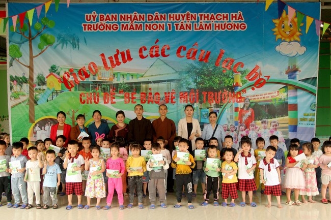 Giving books to Tan Lam Huong Kindergarten and creature freeing of Giai Lam Pagoda - Ha Tinh