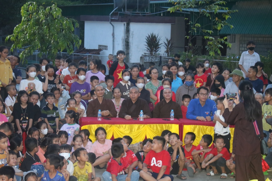 Enjoy the Full Moon Festival for Kids in Son Hong border area of Giai Lam Pagoda, Ha Tinh