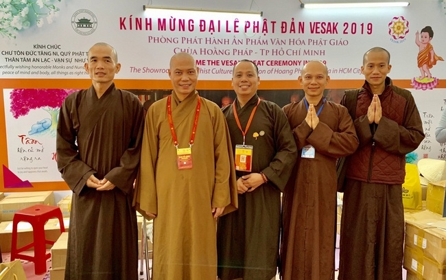 Chùa Hoằng Pháp tặng sách đại lễ Vesak 2019