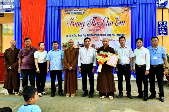 Chùa Quảng Pháp – Tây Ninh: Tặng quà Trung Thu cho các em học sinh
