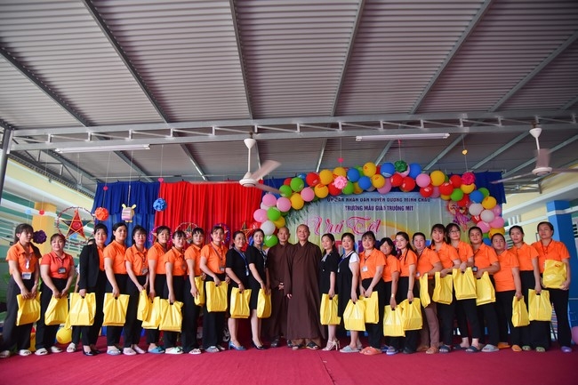 Chùa Quảng Pháp – Tây Ninh: Tặng quà Trung Thu cho các em học sinh