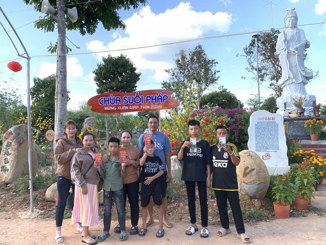 Chùa Suối Pháp – Tây Ninh: Chùm ảnh “Đón giao thừa và nhận Lộc lì xì đầu năm mới”