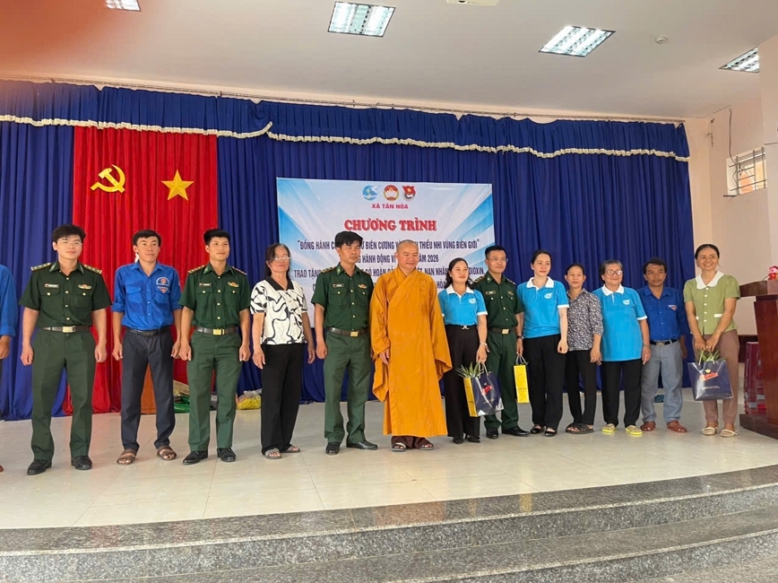 Chùa Suối Pháp (Tây Ninh) kết hợp cùng MTTQVN xã Tân Hòa thực hiện chương trình “Trao quà giúp đỡ người nghèo” tại địa phương.