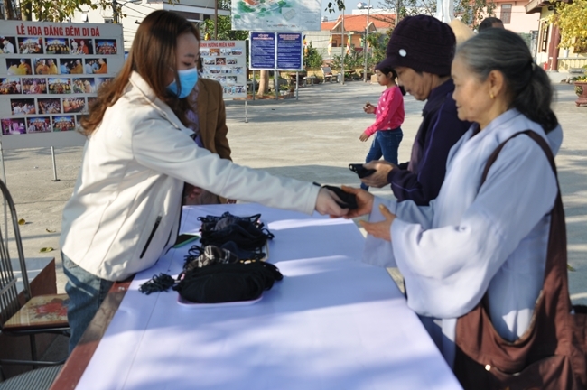 Offering free masks in Quang Ninh of Tieu Dao pagoda