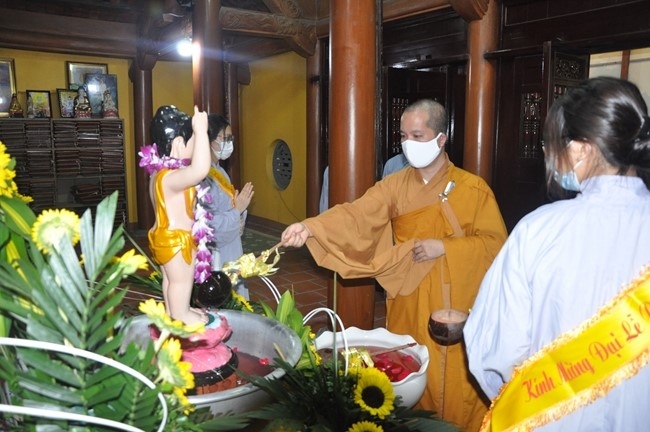 Leaders of agencies congratulate on Buddha's birthday to Tieu Dao pagoda