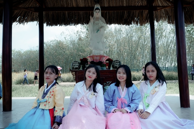 Chùm ảnh mồng ba Tết tại chùa Tây Pháp