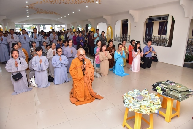 Chùm ảnh mồng hai Tết Mậu Tuất
