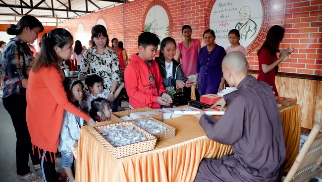 Chùm ảnh mồng hai Tết tại chùa Tây Pháp