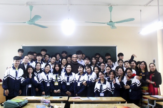 Donating books to Minh Khai High School, Quoc Oai District, Hanoi.