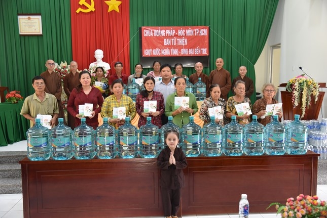 Chương trình trao tặng “Giọt nước nghĩa tình” đến người dân huyện Bình Đại, Bến Tre