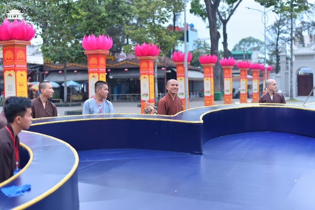 Công tác chuẩn bị đại lễ hoa đăng kỷ niệm đức Phật A-di-đà (Phần 1)