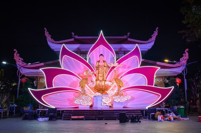 Affairs preparing for Lantern Candle Lighting Ceremony to commemorate Amitabha Buddha (Last part)