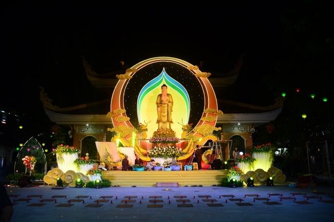 Công tác chuẩn bị đêm hoa đăng kỷ niệm đức Phật A-di-đà (phần 3)