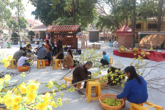 Series photos of activities preparing for the New Year 2020