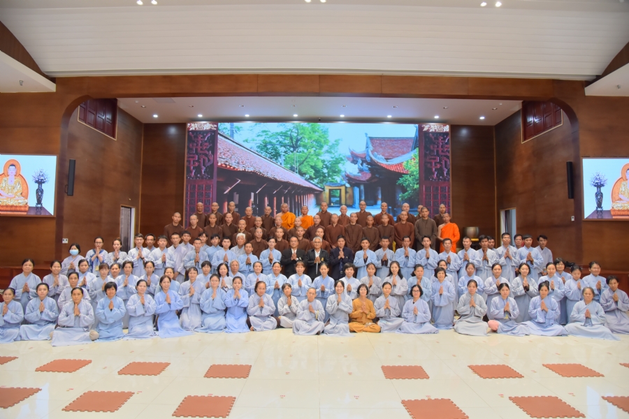 Representatives of Mahachulalongkornrajavidyalaya Buddhist University of Thailand visit Hoang Phap Pagoda