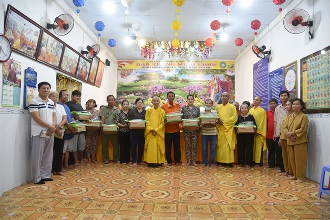 Đạo Tràng Minh Chất - Cần Thơ: Lễ Tắm Phật và tặng quà nhân mùa Phật đản