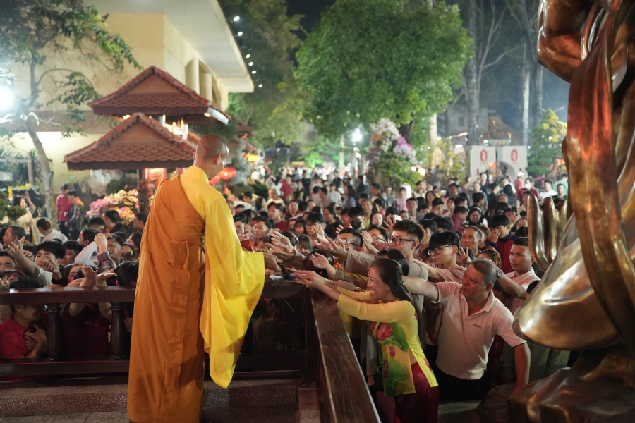 Khai bút đầu xuân và lễ Giao Thừa mừng Xuân Bính Ngọ 2026 - Chùa Hoằng Pháp