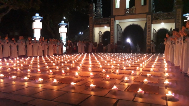 The lantern-flower night commemorating to Bodhisattva Avalokitesvara at Tay Khanh Pagoda.