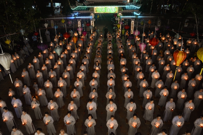 Đêm hoa đăng kỷ niệm đức Phật A-di-đà tại chùa Long Hoa  – Long An