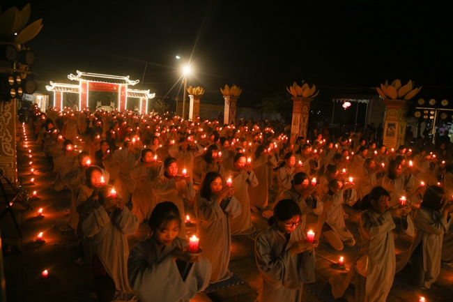 Chùa Đống Cao: Đêm hội hoa đăng kỷ niệm đức Từ Phụ A-di-đà