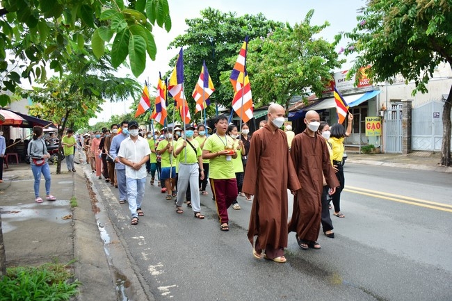Parade of carriages decorated with flowers of Wisdom Nurturing class to welcome the Buddha's Birthday.
