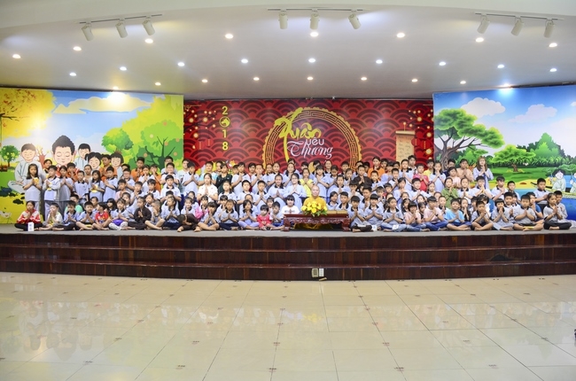 Gặp gỡ các em thiếu nhi nhân ngày đầu xuân