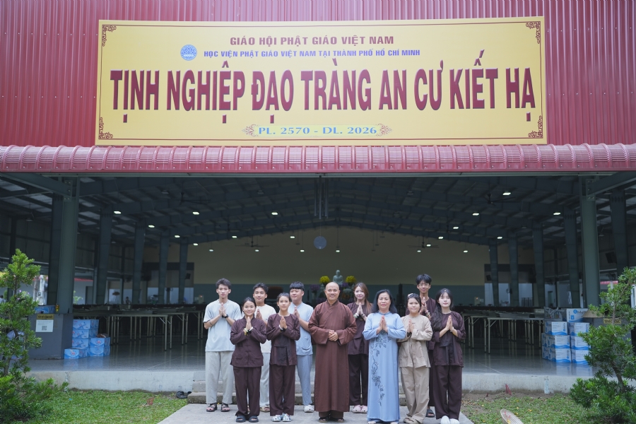 Gia đình Phật tử phát tâm cúng dường nước suối Fujiwa và hơn 700 phần sữa chua nếp cẩm đến Học viện Phật giáo Việt Nam (cơ sở II, Bình Chánh).